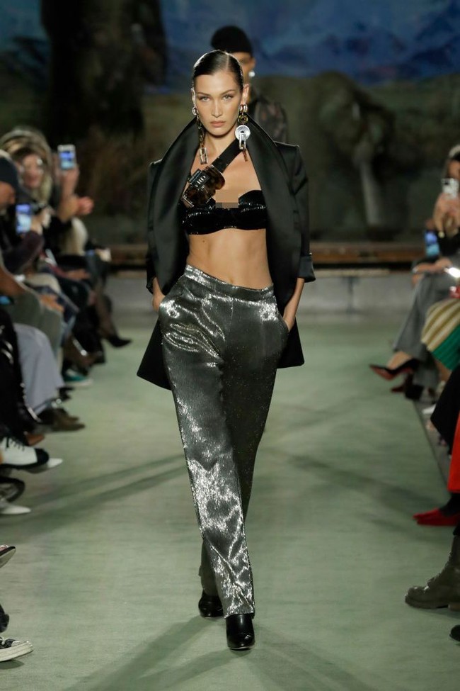 Keesokan harinya pada 8 Februari 2020, Bella Hadid tampil sebagai model fashion show koleksi desainer Brandon Maxwell. Bella muncul dua kali di catwalk. Pertama dia mengenakan blazer yang tidak dikancing yang dipadukan dengan bra hitam dan celana panjang metalik. Foto: Frazer Harrison/Getty Images