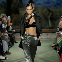 Keesokan harinya pada 8 Februari 2020, Bella Hadid tampil sebagai model fashion show koleksi desainer Brandon Maxwell. Bella muncul dua kali di catwalk. Pertama dia mengenakan blazer yang tidak dikancing yang dipadukan dengan bra hitam dan celana panjang metalik. Foto: Frazer Harrison/Getty Images