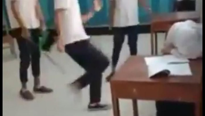 3 siswa pukul-tendangi siswi hingga tak berdaya di SMP Purworejo, Rabu (12/2/2020).