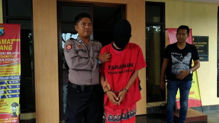 perekam dalam rok perempuan