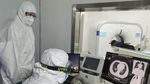 Warga China Mandi Disinfektan untuk Tangkal Virus Corona