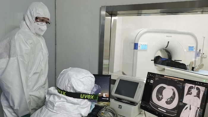 Antisipasi penyebaran virus corona yang kini memiliki nama resmi Covid-19 terus dilakukan di China. Warga disemprot desinfektan untuk menangkal virus tersebut.
