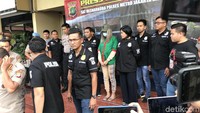 Wajah Lucinta Luna ditutupi oleh masker.  Foto: Hanif Hawari/ Istimewa