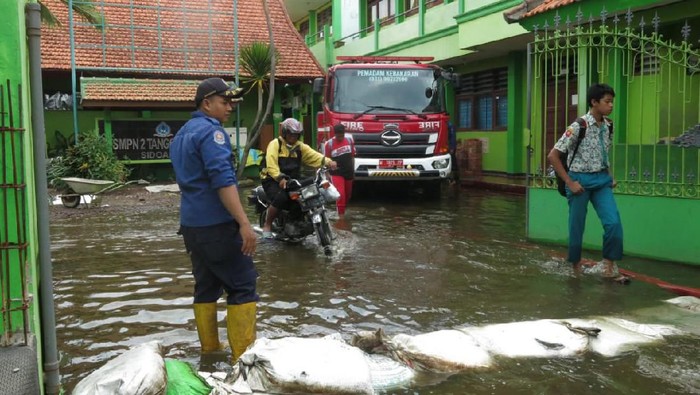 Tiga Mobil PMK Dikerahkan Mengurangi Banjir di SMP Negeri Sidoarjo