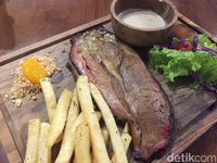 Mr Roastman: Gurih Lumer Smoked Brisket yang Diasap 18 Jam dengan Kayu Rambutan