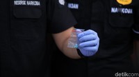 Selain itu, polisi juga menemukan riklona dan tramadol di dalam tas Lucinta Luna. Lucinta Luna mengaku mengonsumsi riklona karena depresi.