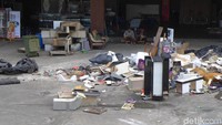 Himpunan Penyewa Pusat Perbelanjaan Indonesia (Hippindo) menyatakan imbas banjir membuat omzet para pengusaha turun 50% pada bulan Januari 2020.