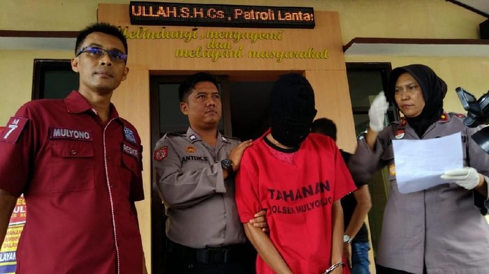 perekam dalam rok perempuan