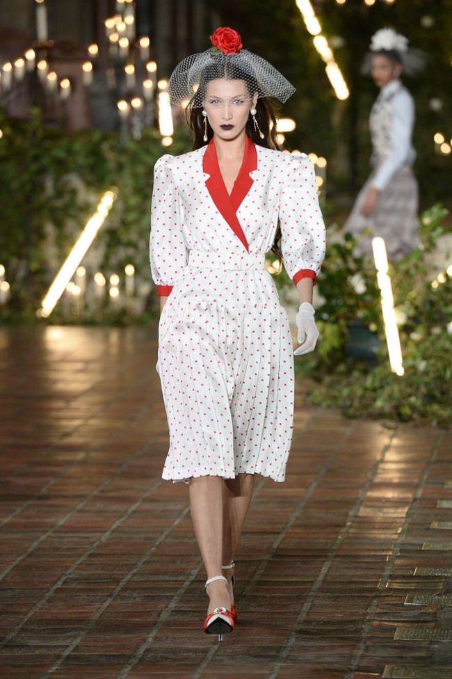 Dan masih di hari yang sama Selasa (11/2/2020), Bella Hadid juga tampil untuk fashion show brand Rodarte di New York Fashion Week 2020. Bella bergaya ala wanita 50-an, dengan memakai veil dan sarung tangan. Foto: Frazer Harrison/Getty Images