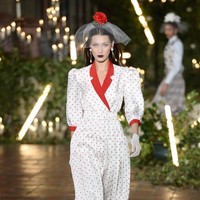 Dan masih di hari yang sama Selasa (11/2/2020), Bella Hadid juga tampil untuk fashion show brand Rodarte di New York Fashion Week 2020. Bella bergaya ala wanita 50-an, dengan memakai veil dan sarung tangan. Foto: Frazer Harrison/Getty Images