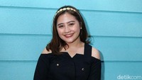 Ternyata Prilly tak pernah bertemu dengan Selva hingga lagu tersebut selesai dan mereka melakukan syuting video klipnya. Pool/Noel/detikFoto.