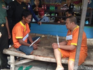 Video Polisi Rekonstruksi Pembunuhan Mertua Sekkab Lamongan