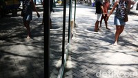 Pasir putih dan air membiru sudah pasti membuat wisatawan yang datang kesini betah berlama lama.