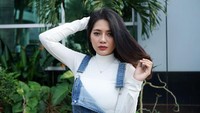 Penampilan Berlliana Lovell selalu menjadi perhatian kaum adam. Wanita yang dijuluki pemersatu bangsa itu kini tampil dengan overall jeans. Foto: Noel/detikFoto