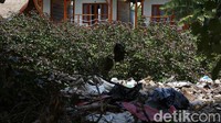 Tumpukan sampah berada tidak jauh dari lokasi penginapan.