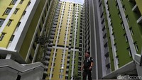 Bagian bawah bangunan ini akan digunakan sebagai tempat berdagang, sedangkan di bagian atas digunakan sebagai hunian masyarakat beserta prasarana pendidikan untuk anak-anak.