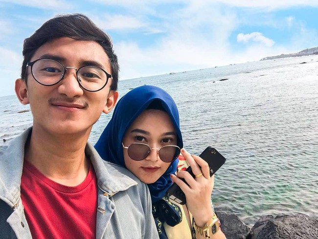 Belum lama ini pengguna Instagram @heni.kn mencuri perhatian setelah berbagi kisah cintanya dengan seorang pria bernama Rosi Abimanyu. Wanita yang akrab disapa Heni ini mengungkapkan bahwa perkenalan antara ia dan Abimanyu berawal dari DM Instagram. Foto: Instagram @heni.kn