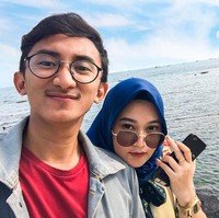 Belum lama ini pengguna Instagram @heni.kn mencuri perhatian setelah berbagi kisah cintanya dengan seorang pria bernama Rosi Abimanyu. Wanita yang akrab disapa Heni ini mengungkapkan bahwa perkenalan antara ia dan Abimanyu berawal dari DM Instagram. Foto: Instagram @heni.kn