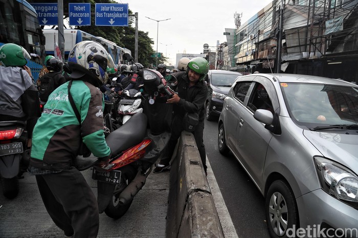 Pemotor Hindari Razia di Jalur TransJakarta Jalur TransJakarta kerap disalahgunakan pemotor untuk memangkas waktu tempuh. Saat razia dilakukan para pemotor nakal itu bahu-membahu loloskan diri dari polisi.