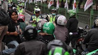 Namun, upaya penegakan tertib lalu lintas itu tentu tak akan maksimal bila tak diikuti juga dengan kesadaran dari para pengendara roda dua untuk tertib dan mengutamakan keselamatan dalam berkendara.
