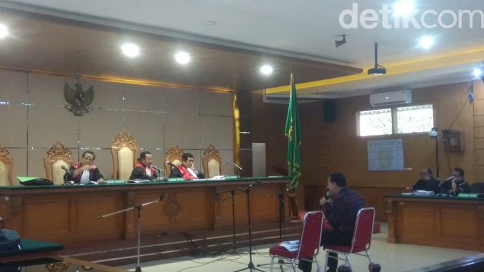 Mantan Sekda Jabar Iwa Karniwa jalni sidang lanjutan terkait kasus suap Meikarta
