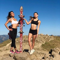 Inilah penampilan ibu dan anak itu saat hiking bersama. Sama-sama menggunakan crop top, tampak tubuh Joleen begitu fit.  Foto: Instagram