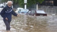 Banjir tersebut sempat membuat sejumlah kawasan di Sao Paulo, Brasil, lumpuh karena warga tak dapat melakukan aktivitas secara normal.