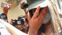 Ini momen Lucinta Luna tertunduk saat digiring polisi saat hendak dipindah untuk melakukan pengecekan terhadap darah dan rambut ke Laboratorium Forensik (Labfor).