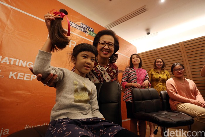 Sebanyak 70 orang mendonasikan rambutnya melalui Yayasan Kanker Indonesia (YKI) di Jakarta, Rabu (12/02/2020). Dalam rangka Hari Kanker Sedunia 2020, Yayasan Kanker Indonesia (YKI) dan MRCCC Siloam Hospitals Semanggi menggelar kegiatan Hair to Share, yang merupakan kegiatan mendonasikan rambut bagi pasien kanker.
