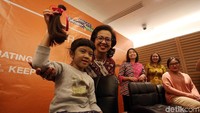 Kegiatan mendonasikan rambut bagi pasien kanker itu digelar di MRCCC Siloam Hospitals Semanggi, Jakarta (12/2/2020).