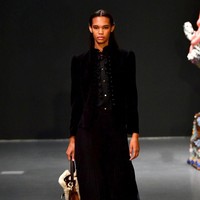 Fashion show Tory Burch fall/winter 2020 di New York Fashion Week 2020 yang digelar di Galeri Seni Sotheby, New York, Minggu [9/2/2020]. Photo by Slaven Vlasic/Getty Images.