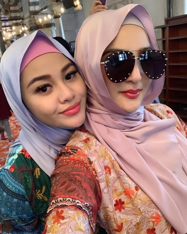 Aurel kompak berhijab pashmina dengan bundanya, Ashanty saat mengunjungi Masjid Biru Sultan Ahmed di Turki. Foto: Instagram @ aurelie.hermansyah