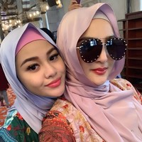 Aurel kompak berhijab pashmina dengan bundanya, Ashanty saat mengunjungi Masjid Biru Sultan Ahmed di Turki. Foto: Instagram @ aurelie.hermansyah