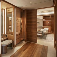 Jika kamu menginap di hotel di bawah naungan Maybourne Hotel Group di Britania Raya, termasuk Claridges, The Connaught, dan Berkeley, maka kamu tidak akan mati gaya, karena hotel-hotel tersebut menyediakan mantel Burberry yang dapat kamu gunakan secara gratis selama menginap di sana. Jika kamu menyukainya, maka kamu juga bisa membeli mantel Burberry tersebut. Jika ingin menginap di hotel ini, kamu perlu menyadiakan uang sekitar Rp 12,4 juta untuk sewa kamar per malamnya. Foto: dok. The Berkeley