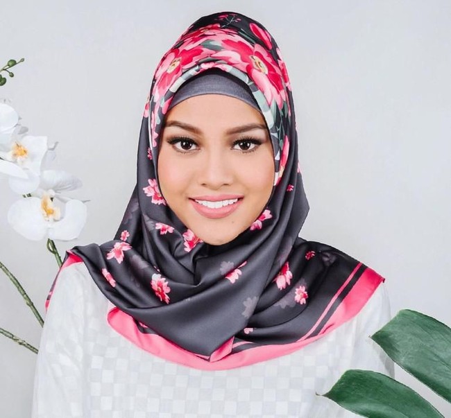 Hijab motif segiempat jadi pilihan Aurel saat melakukan pemotretan busana muslim. Apakah penampilan Aurel berhijab ini bikin pangling? Foto: Instagram @ aurelie.hermansyah