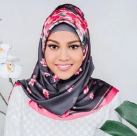 Hijab motif segiempat jadi pilihan Aurel saat melakukan pemotretan busana muslim. Apakah penampilan Aurel berhijab ini bikin pangling? Foto: Instagram @ aurelie.hermansyah
