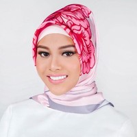 Bagaimana dengan penampilan Aurel yang memakai hijab ala ibu pejabat ini? Bagaimanapun gaya hijabnya, Aurel menekankan kalau saat ini dia masih belajar untuk konsisten memakai jilbab. Foto: Instagram @ aurelie.hermansyah
