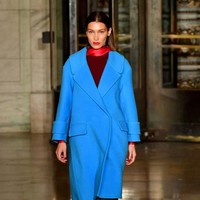 Bella Hadid ikut memeriahkan fashion show desainer Oscar De La Renta di New York Fashion Week, 10 Februari 2020. Model 23 tahun itu tampil tertutup saat melenggang di catwalk. Dia mengenakan coat biru yang dipadukan dengan celana panjang hijau dan atasan merah serta scarf. Foto: Frazer Harrison/Getty Images