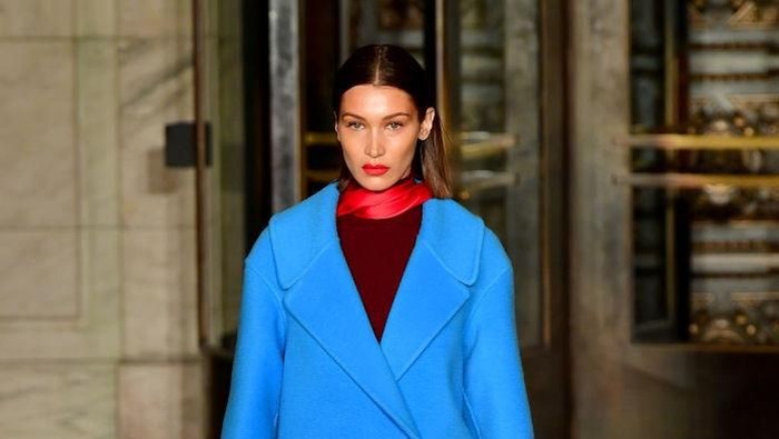 bella hadid di New York Fashion Week 2020 HOLLYWOOD, CALIFORNIA - FEBRUARY 07: (EDITORS NOTE: Image contains nudity.) Bella Hadid walks the runway at the Tom Ford AW20 Show at Milk Studios on February 07, 2020 in Hollywood, California. (Photo by Frazer Harrison/Getty Images)