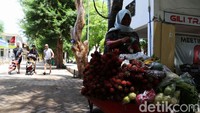 Meskipun demikian, Para turis tetap menikmati suasana di Pulau Gili Trawangan.