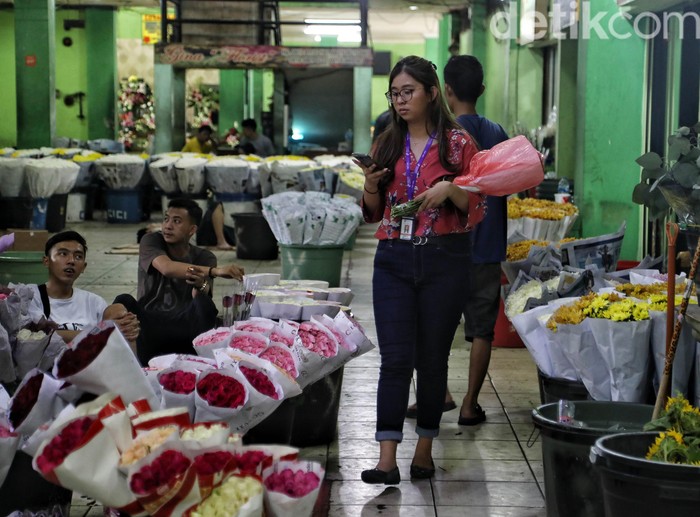 Bunga jadi salah satu hal yang paling diburu jelang hari kasih sayang. Para pedagang bunga di Pasar Rawa Belong pun kebanjiran order menyambut Hari Valentine.