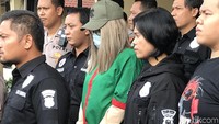Ia juga menutupi penampilannya dengan kacamata dan topi.  Foto: Hanif Hawari/ Istimewa
