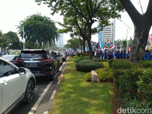 Buruh Demo Tolak Omnibus Law Cilaka Long March ke DPR, Lalin Macet