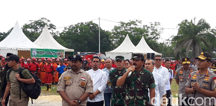 Panglima TNI Marsekal Hadi Tjahjanto dan Kapolri Jenderal Idham Aziz meninjau posko relawan karhutla di Pekanbaru, Riau.