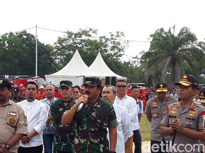 Panglima TNI Marsekal Hadi Tjahjanto dan Kapolri Jenderal Idham Aziz meninjau posko relawan karhutla di Pekanbaru, Riau.