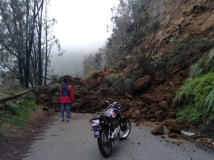 Dua Alat Berat Dikerahkan Bersihkan Longsor di Akses Lautan Pasir Bromo