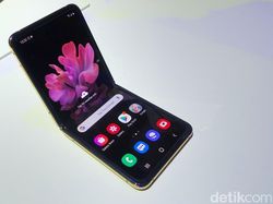 Menggenggam Galaxy Z Flip, Ponsel Layar Lipat Imut Harga Rp 21 Juta