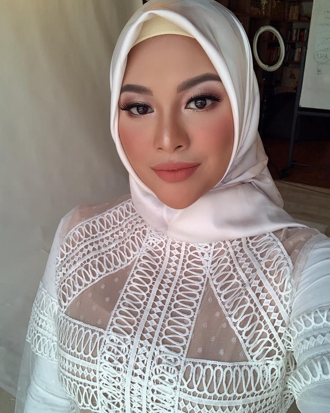 Aurel yang merupakan anak Anang dan Krisdayanti itu juga kerap memakai hijab untuk keperluan pemotretan. Seperti gayanya memakai busana muslim serba putih ini.Foto: Instagram @ aurelie.hermansyah