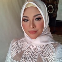 Aurel yang merupakan anak Anang dan Krisdayanti itu juga kerap memakai hijab untuk keperluan pemotretan. Seperti gayanya memakai busana muslim serba putih ini.Foto: Instagram @ aurelie.hermansyah