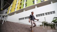 Rusunawa itu terlihat sepi. Hanya terlihat beberapa orang yang melintas.